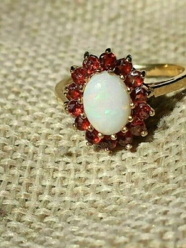 Anillo de compromiso con halo de ópalo de fuego y granate rojo corte ovalado de 2 quilates acabado en oro amarillo de 14 quilates Foto 3 de 4
