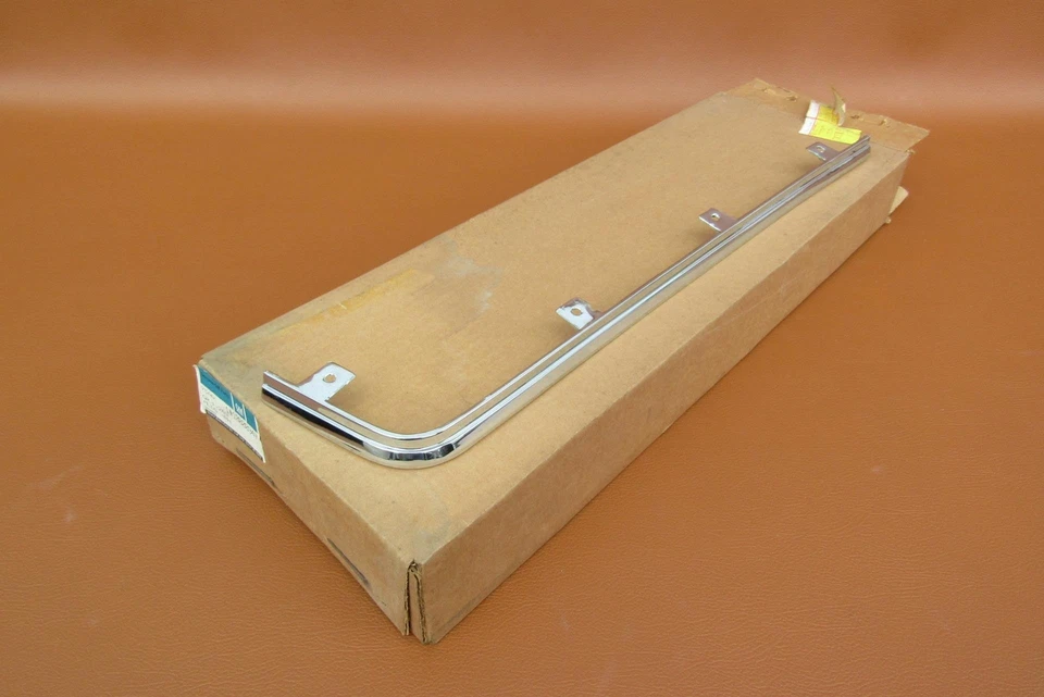 Pontiac Bonneville 1977-1978 NOS GM RH faros inferiores moldura # 10000947 Foto 3 de 4