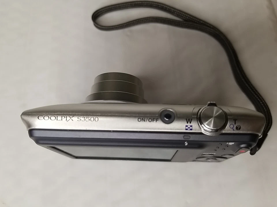 Nikon COOLPIX S3500 Digital Camera 20.1 MP Optical Zoom Silver - Image 3 of 4