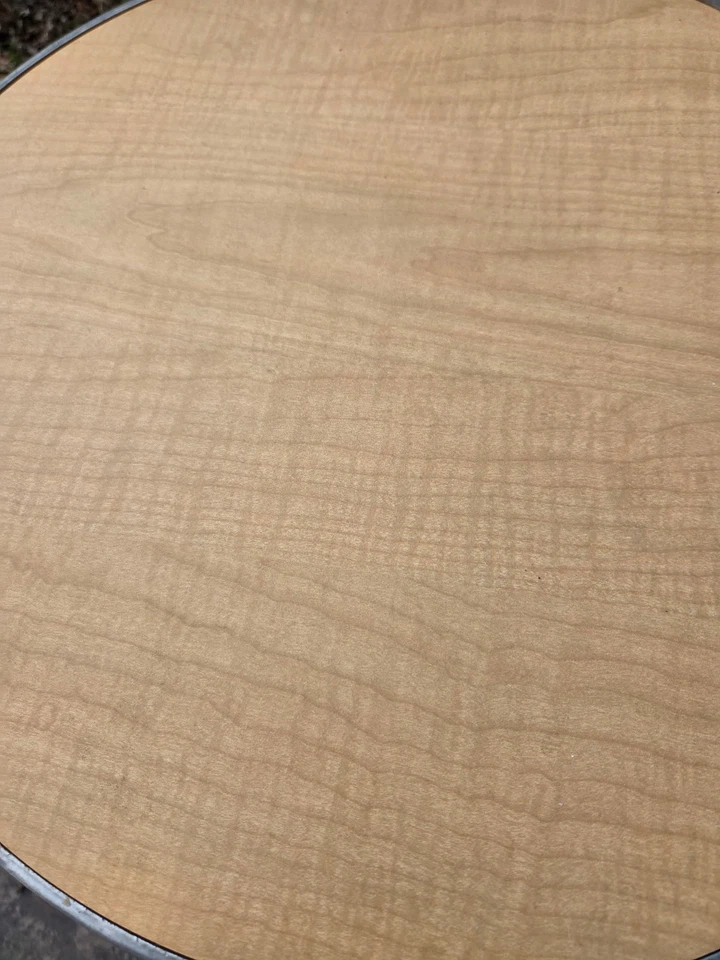 Mesa auxiliar o auxiliar industrial de metal con tapa redonda laminada de madera rubia Foto 4 de 4