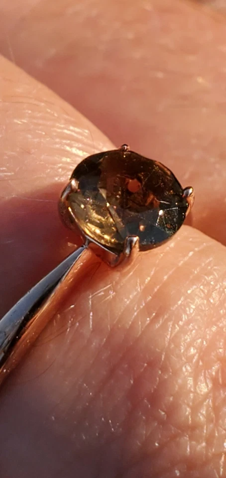 Anillo solitario de topacio ahumado creado en laboratorio corte redondo oro rosa macizo de 10 quilates  Foto 3 de 4