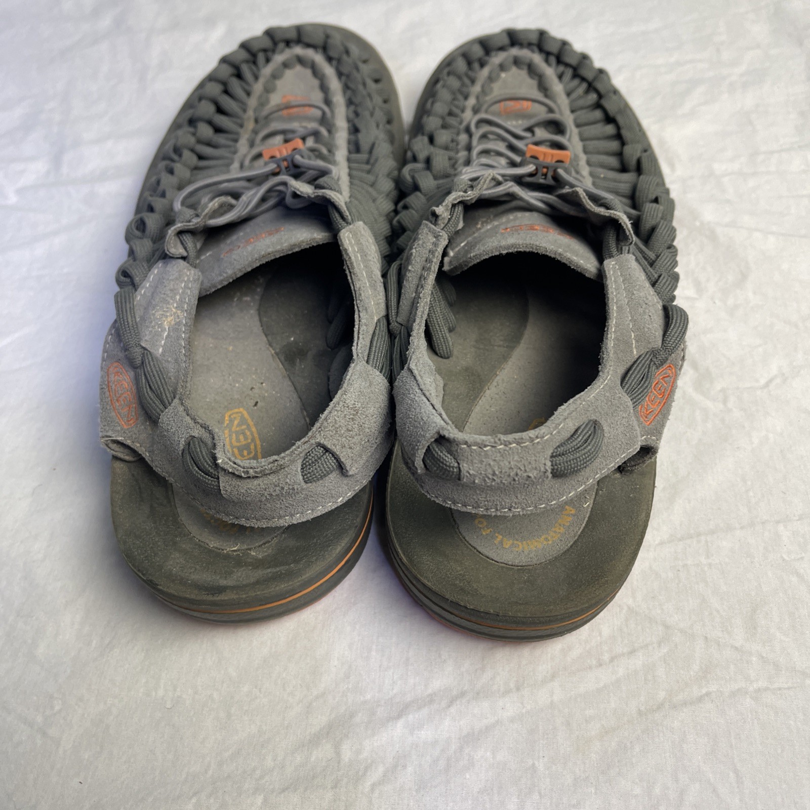 Sandali Keen Uneek Bungee Cord da uomo taglia 10 5 grigi scarpe da acqua slingback