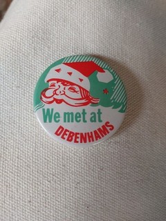 Vintage We Met At Debenhams Santas Grotto Pin Badge Christmas Holiday Promotion