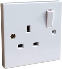 Mr. Gadget's Solutions® 13A Single Gang UK Switched Wall Socket (Single Pole) 