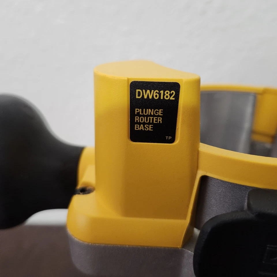 DEWALT DW6182 PLUGE 路由器底座 (SBL014400) 无路由器 — 第 3/4 张图片