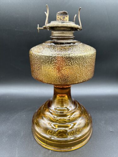 Lampe à huile d'ouragan vintage verre ambre jaune brûleur vigne pressé - Photo 1 sur 6