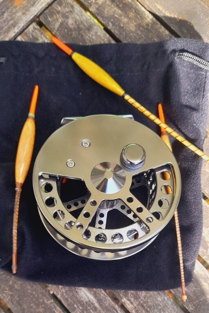 Center pin fishing reel 4 1/2 inch Classic Design great value NEW