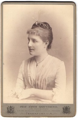 Fotografie Prof. Erwin Hanfstangl, Frankfurt a. M., Junge Christin mit Hochstec 