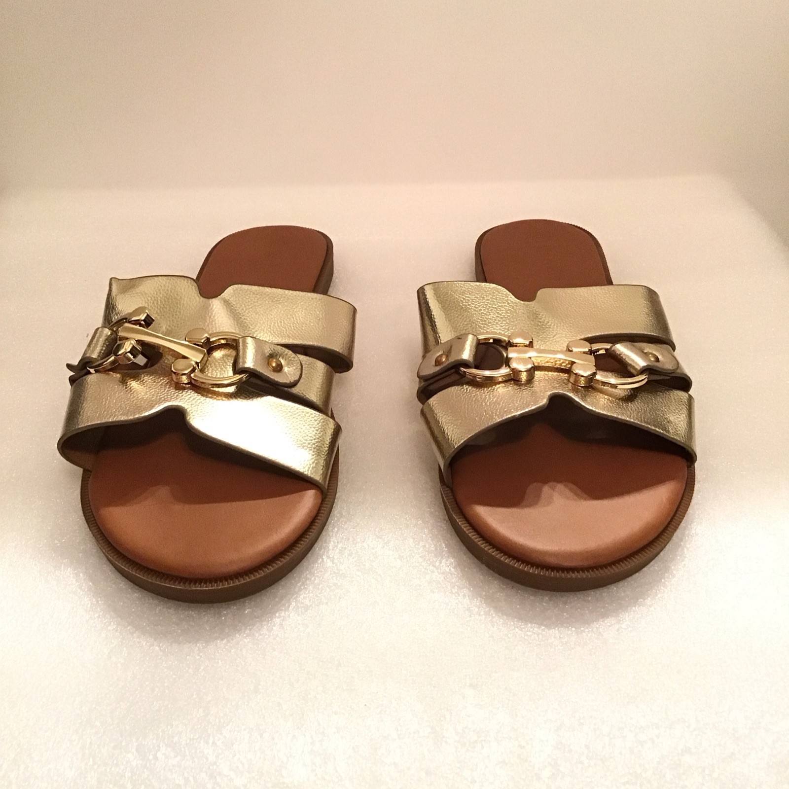 APL Sandali slip on Wild Diva Lounge flat oro punta aperta cinturino scarpa da donna misura 7 5