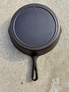 3 notch Lodge #8 Cast Iron Skillet with blob