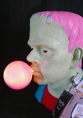 NEU - Martha Stewart LED Frankenstein Monster Büste Blasen Kaugummi