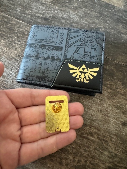 NEW LEGEND OF ZELDA WALLET AND PIN GIFT BUNDLE BIFOLD TRIFORCE