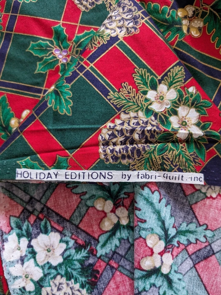 Tela de algodón roja/verde/dorada Holiday Edition de Fabri Quilt Inc. conos de pino Foto 2 de 3