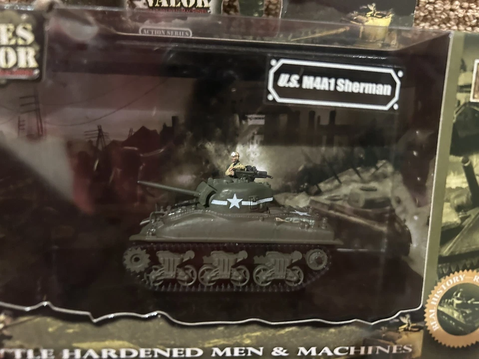 Unimax Forces of Valor 1:72 U.S. M4A1 Sherman w/Commander, No. 98540 - Image 3 of 4