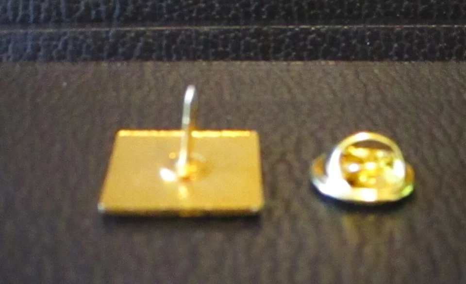 AC Allis Chalmers Marca Logo Sombrero Solapa Pin Azul y Blanco Esmalte y Latón Foto 3 de 3