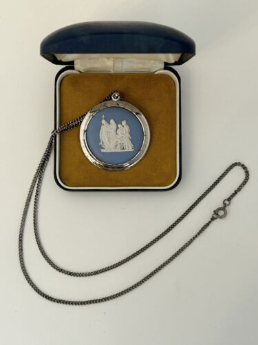 Vintage Wedgwood Cameo Pendant On Chain in Original Box Made In England - Picture 1 of 5