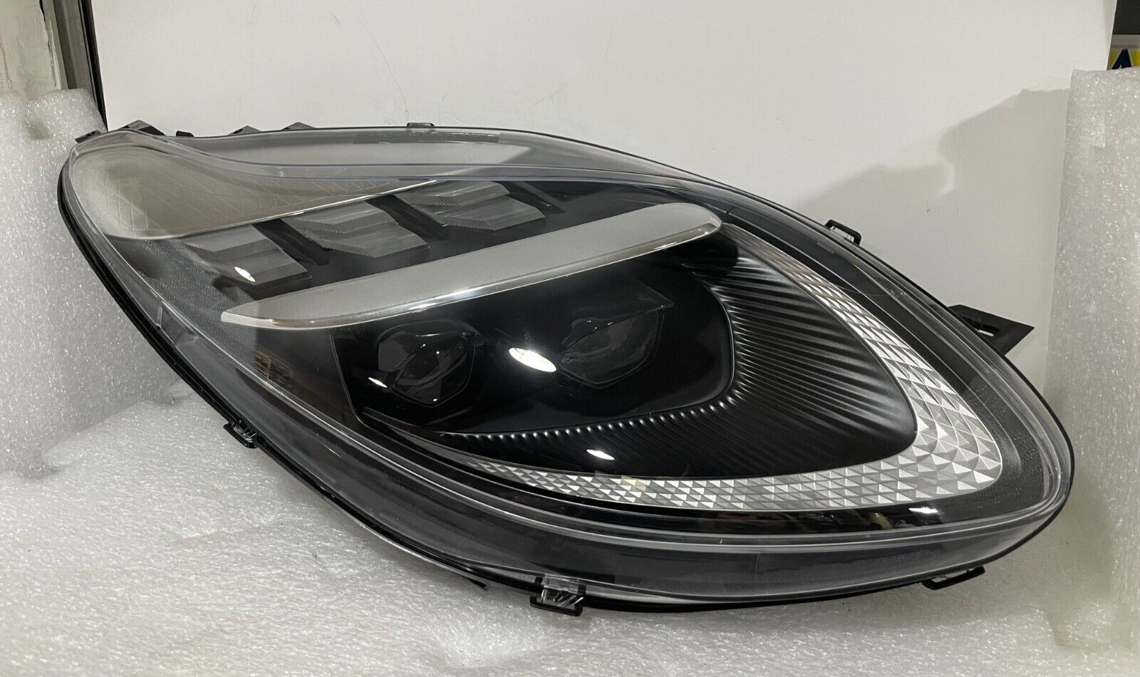 2024 ASTON MARTIN DB12 RIGHT SIDE PASSENGER SIDE LED COMPLETE HEADLIGHT OEM