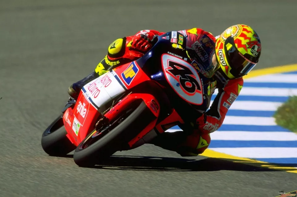 MINICHAMPS VALENTINO ROSSI 1/12 MODELLINO FIGURINO PILOTA WHEELIE APRILIA 1998 - Immagine 3 di 3