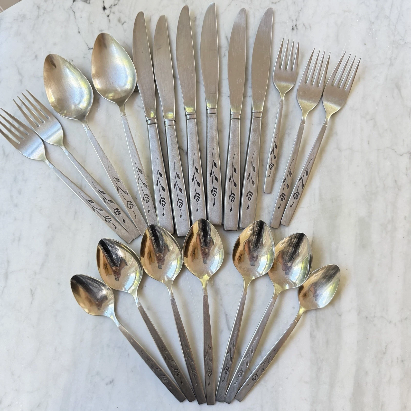 Vintage Oneida Capistrano Stainless Flatware 20 Pc Lot Service for 4 + Extras
Opens in a new window