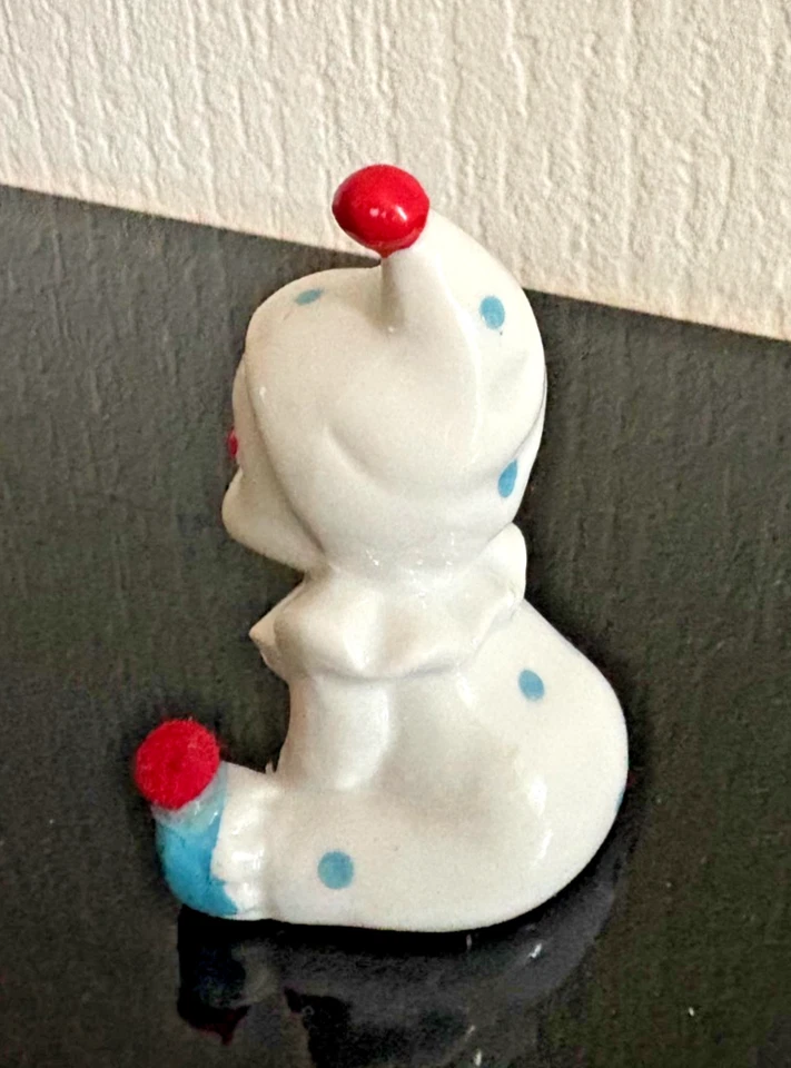 Vintage Porzellan Clown Figur – Handbemalt mit roten Pompons, Sammlerstück - Bild 3 von 4