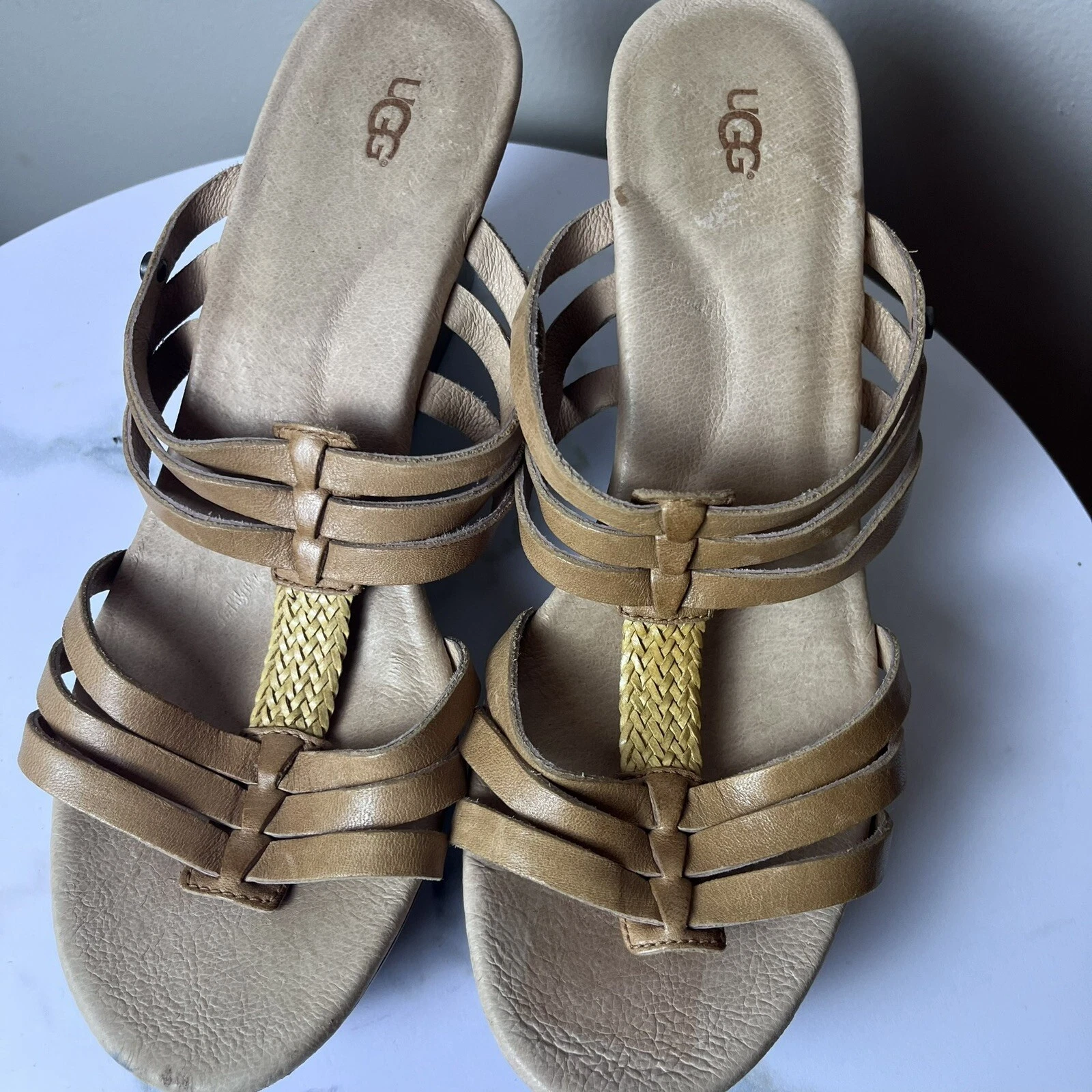 Sandali slip on UGG Mattie in pelle marrone con zeppa e plateau in legno misura 8 5