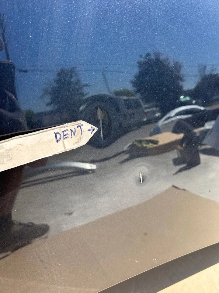 Cubierta de panel de capó delantero OEM 2024-2025 Tesla Modelo 3 con abolladura Foto 2 de 4