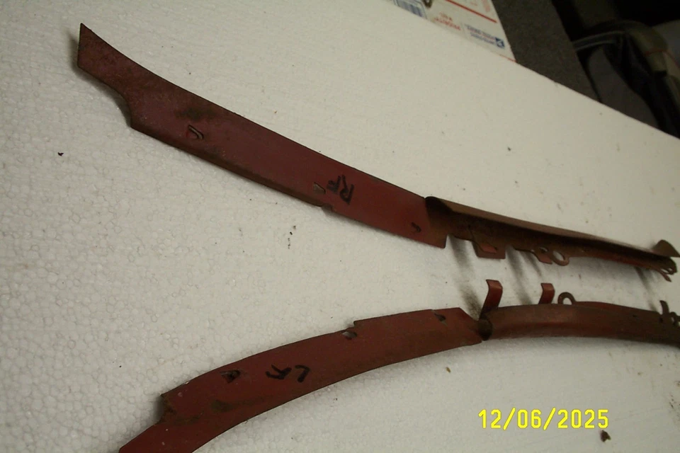 1963 CHEVROLET IMPALA  KICK PANEL WINDLACE RETAINER PAIR biscayne  belair Foto 2 de 3