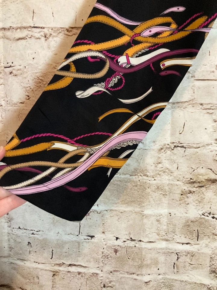 Top envolvente Nine West para mujer mediano negro cadena cinturón estampado artístico lazo lateral Foto 2 de 4