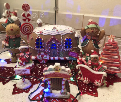 Gingerbread Light Up House Village 13 Pc Candy Cane Lane Cupcakes Lollipops  