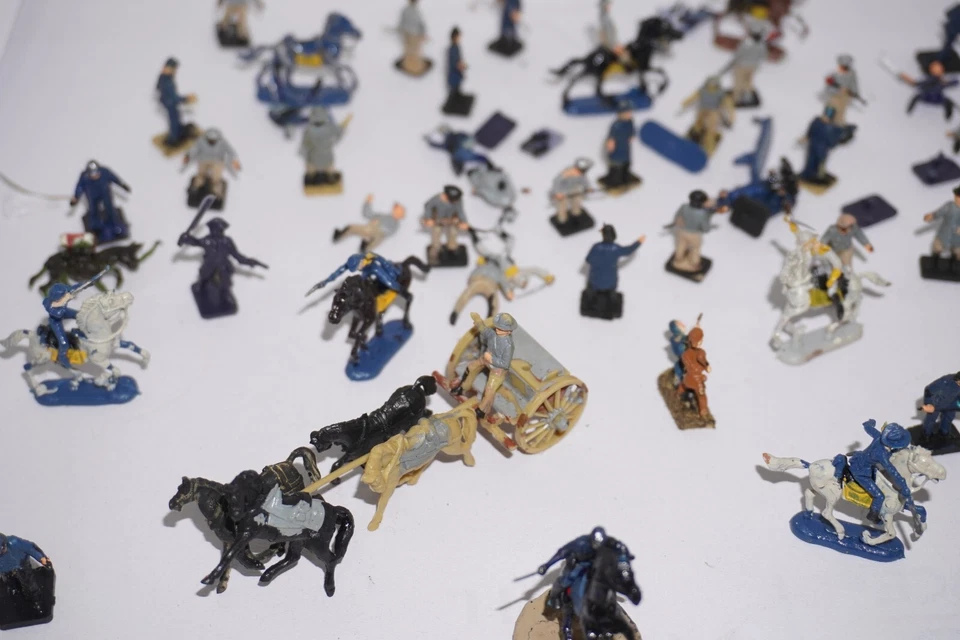 1/72 Civil War Confederate Artillery and Confederate and Union Toy soldiers "55" - Image 4 of 4