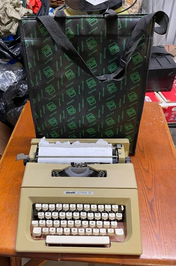 Vintage Olivetti Lettera 25 Portable Typewriter & Original Case 4