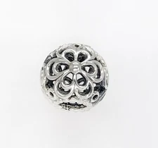 NEW Authentic PANDORA 925 Ale Picking Daisies Openwork Charm Pendant 790965