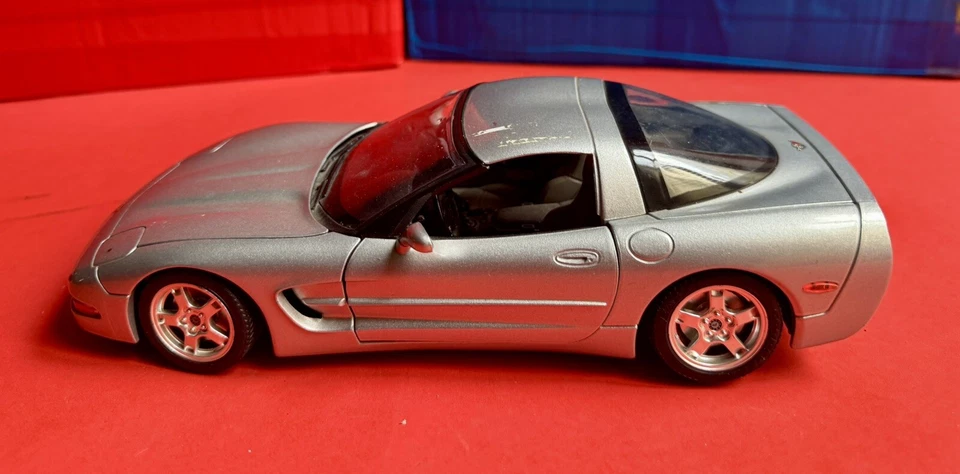 BBURAGO - CHEVROLET CORVETTE C5 (1997) - Scala 1/18 - Made in Italy - GRIGIA - Immagine 3 di 4