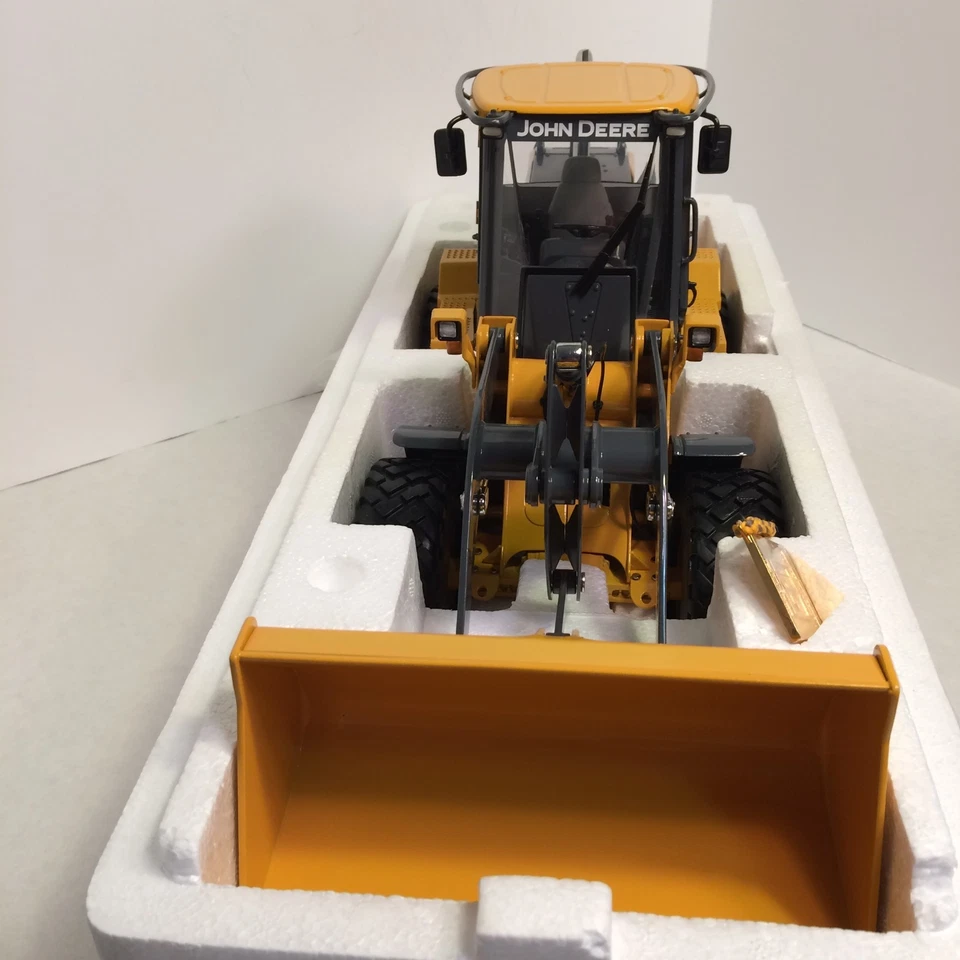1/16 Precision 2 Ertl JOHN DEERE 544J LOADER -Rare- 2006 model #15774 New in Box - Image 3 of 4