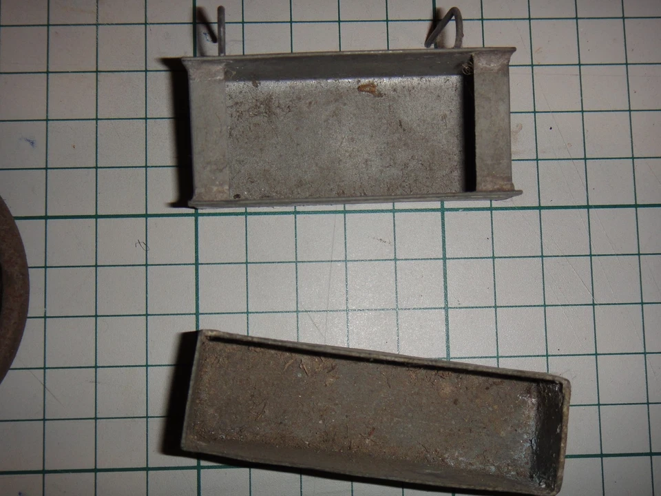 Lot Ancien Mangeoire , abreuvoir à Oiseaux en zinc et verre cage - Photo 4/4