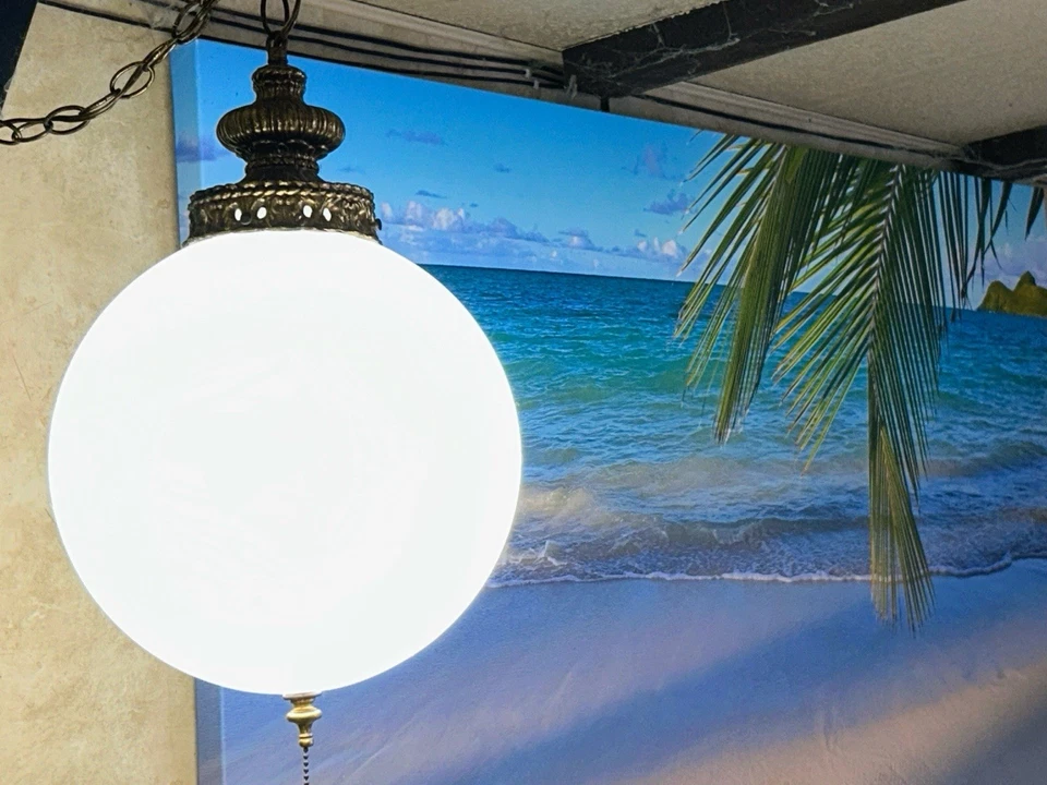 Vintage Globo de vidrio blanco latón Swag Light 38" alrededor de 18' pies cadena cordón 1960 Foto 4 de 4