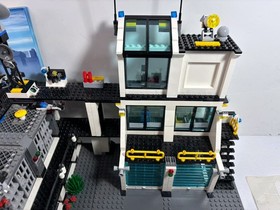 Lego City: Police:  Police Headquarters 7744 (2008) Retired. Instructions.