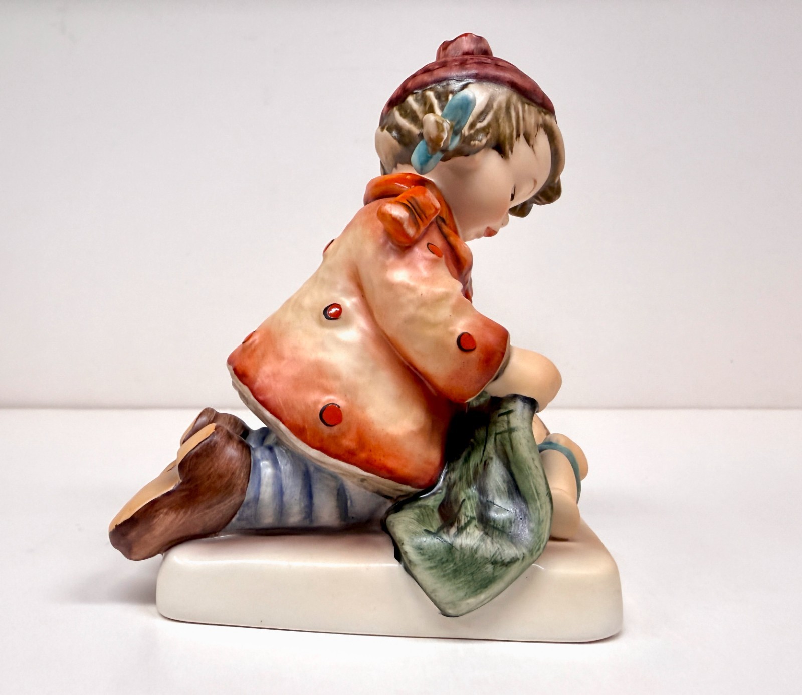 Hummel Figurine "SLEEP TIGHT" #424, TMK6, retired design, excellent condition