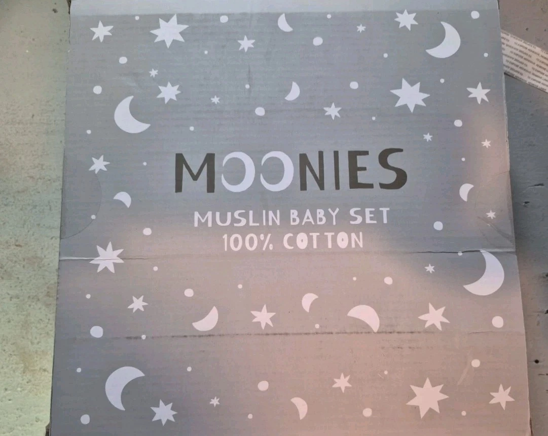 MOONIES 18 Pack Muslin Baby Set: 8 Bibs, 6 Burp Cloths & 4 Swaddle Blanket New