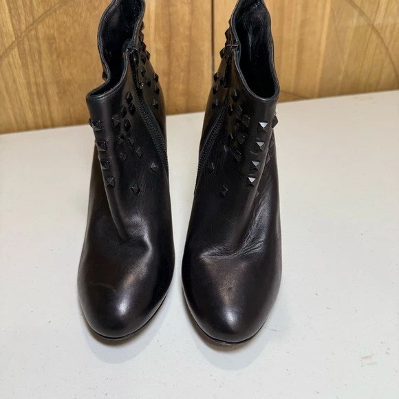Botas de tornozelo Rock & Republic cravejadas de couro preto EUA 7,5–8 fabricadas na Itália salto 4” - Imagem 2 de 4