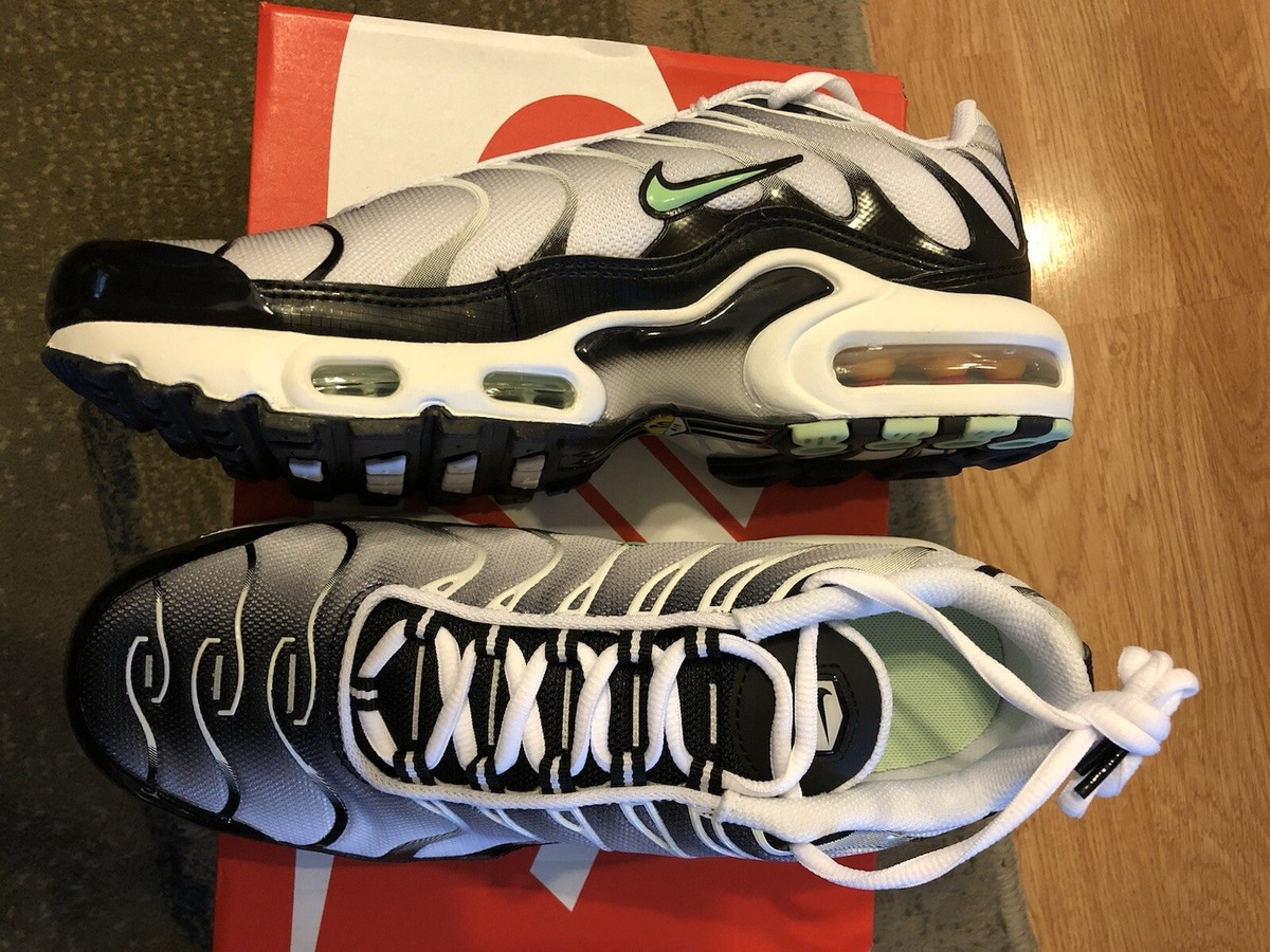 靴 NIKE AIR MAX PLUS BLACK/WHITE New Nike Air Max Plus TN Men's Black and white gradient