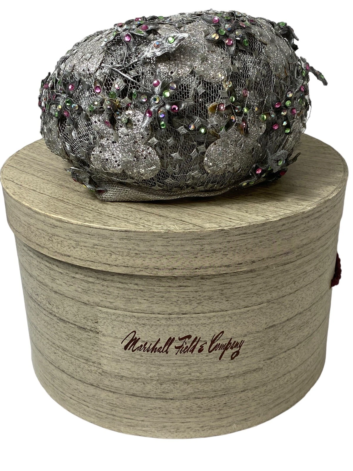 Chapeau Christian Dior début années 60 touche époque Marc Bohan chapeaux designer avec boîte à chapeau