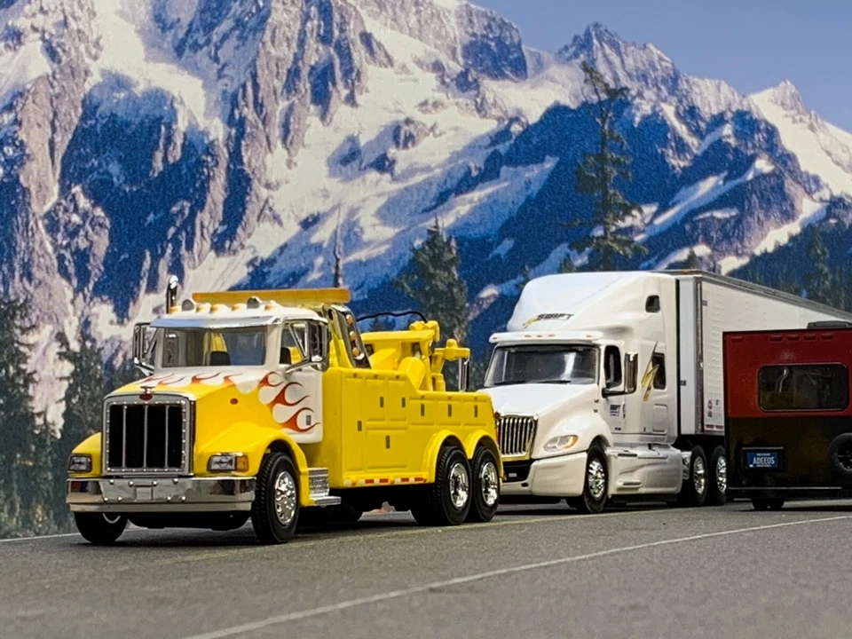 1/64 SPECCAST YELLOW/WHITE W/ FLAMES 385 PETERBILT WRECKER TOW TRUCK - Image 2 of 4