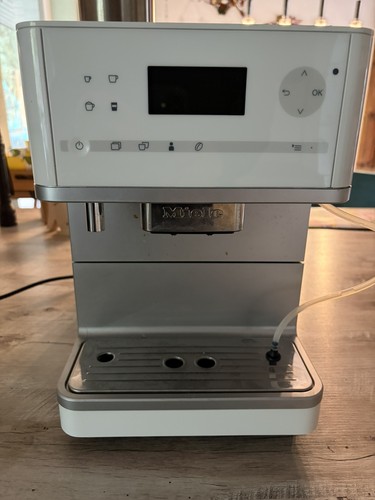 Miele Kaffevollautomat CM6350 mit Touchdisplay Tassenwärmer in Weiß Silber