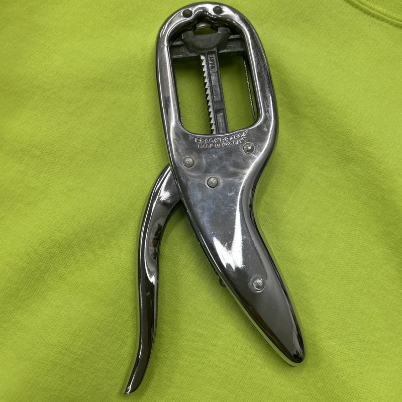 RARE VINTAGE - CHADWICK HANDHELD CRACKERJACK NUT CRACKER - MADE IN England