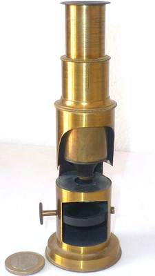 ALTES WISSENSCHAFTLICHES INSTRUMENT MIKROSKOP AUS LACKIERTEM MESSING (2)