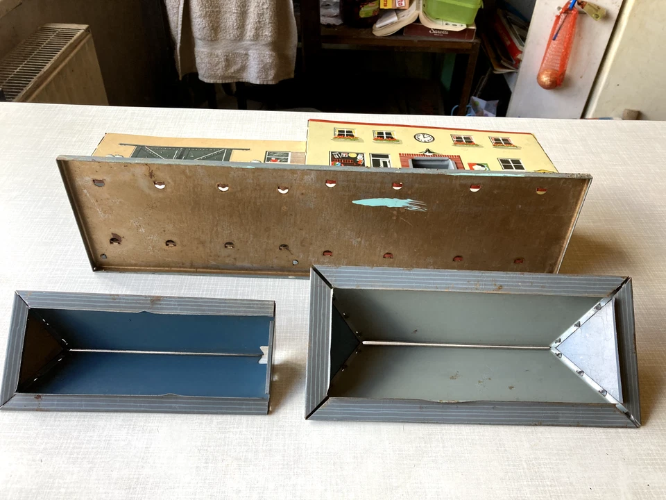 Bahnhof (alt) - Güterabfertigung - Spur H0 – BUB – Blech 1950er/60er - bespielt - Bild 4 von 4