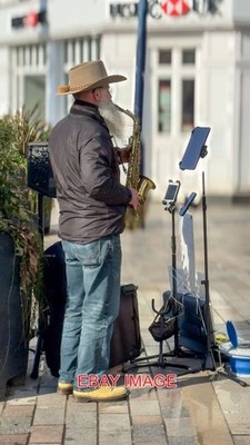 FOTOSAXOPHON BUSKER.  STREET MUSIC. STREET PHOTOGRAPHY. WEEK STREET IN MAIDS