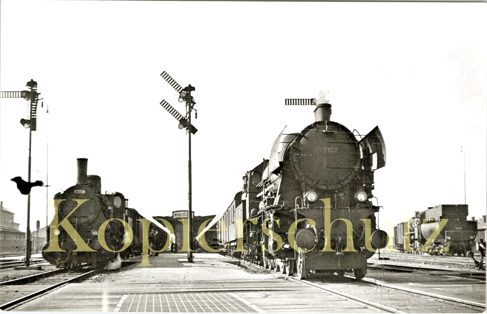 Foto - BBÖ 33 107 und BBÖ 57 206 in Wiener Neustadt 1951 - Bild 1 von 1