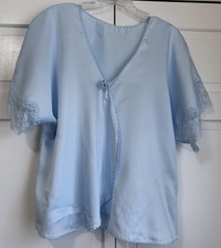 VINTAGE VAL MODE BLUE SATIN W/ LACE BED JACKET SHORT SLEEVE MEDIUM